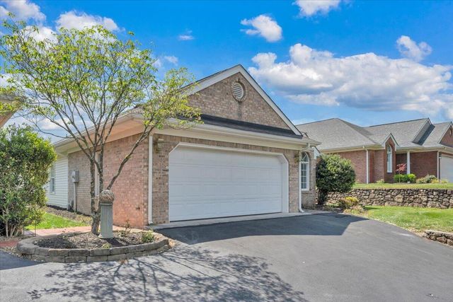 4822 Cave Spring LN, Roanoke, VA 24018