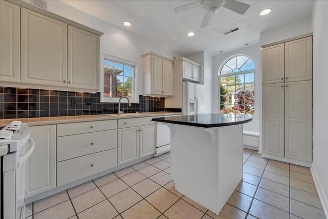 4822 Cave Spring LN, Roanoke, VA 24018