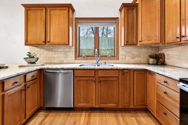 1831 E SYLVAN AVENUE, Appleton, WI 54915