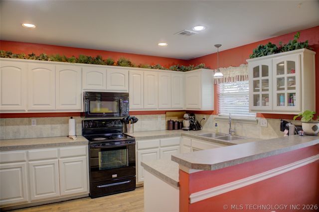 1102 E 146th Place S, Glenpool, OK 74033
