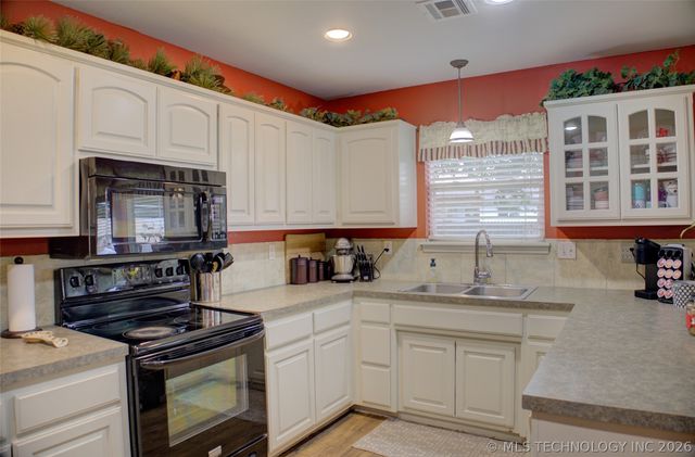 1102 E 146th Place S, Glenpool, OK 74033