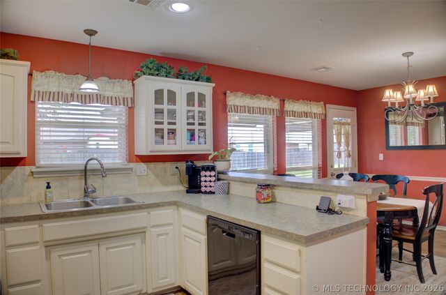 1102 E 146th Place S, Glenpool, OK 74033