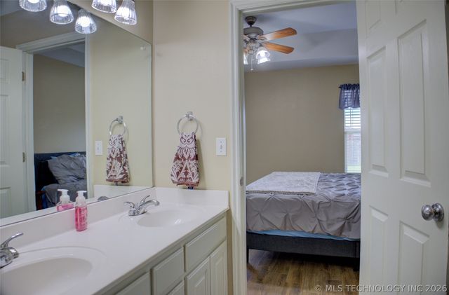 1102 E 146th Place S, Glenpool, OK 74033