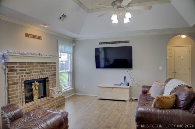 1102 E 146th Place S, Glenpool, OK 74033