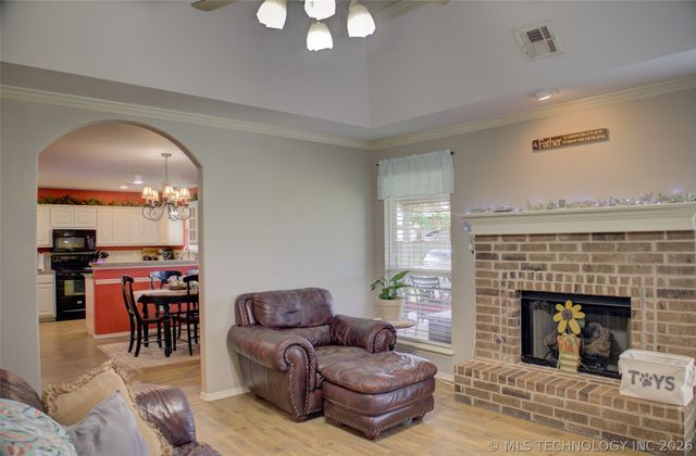 1102 E 146th Place S, Glenpool, OK 74033