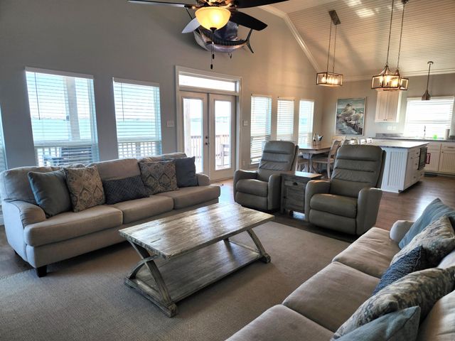 238 E Central, Grand Isle, LA 70358