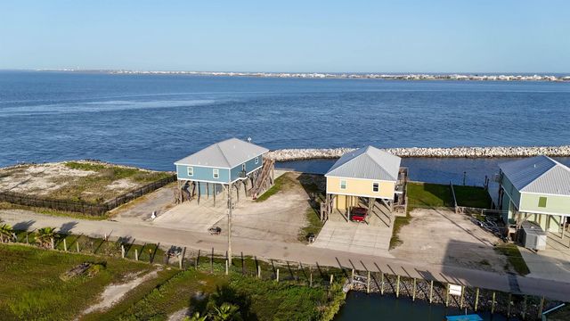 238 E Central, Grand Isle, LA 70358