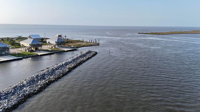 238 E Central, Grand Isle, LA 70358