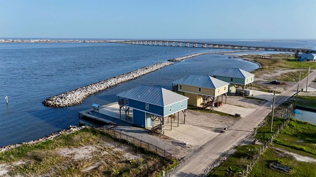 238 E Central, Grand Isle, LA 70358