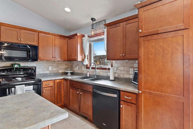 364 WOODEN SHOE CIRCLE, Kaukauna, WI 54130