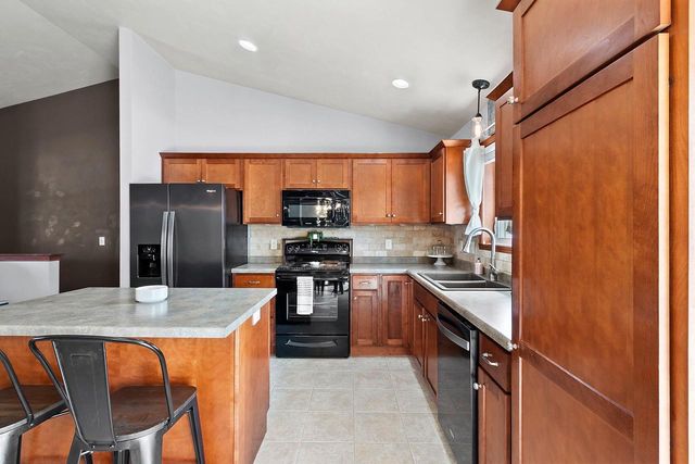 364 WOODEN SHOE CIRCLE, Kaukauna, WI 54130