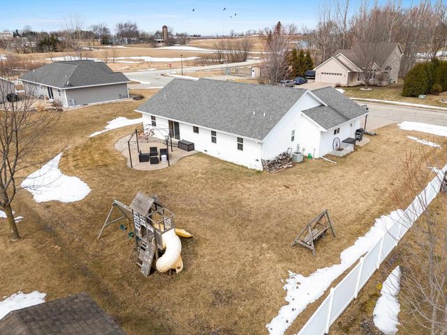 364 WOODEN SHOE CIRCLE, Kaukauna, WI 54130