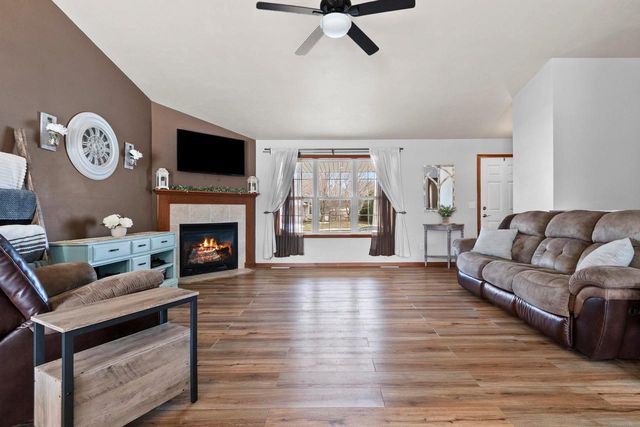 364 WOODEN SHOE CIRCLE, Kaukauna, WI 54130