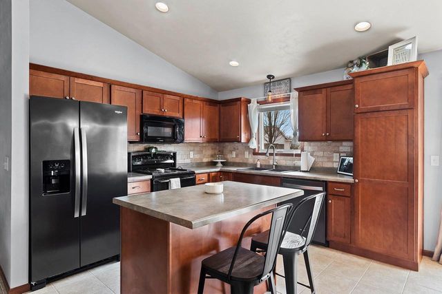 364 WOODEN SHOE CIRCLE, Kaukauna, WI 54130