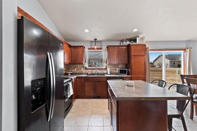 364 WOODEN SHOE CIRCLE, Kaukauna, WI 54130