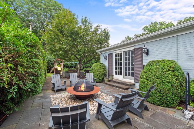 3390 Burning Bush Road, Bloomfield Hills, MI 48301