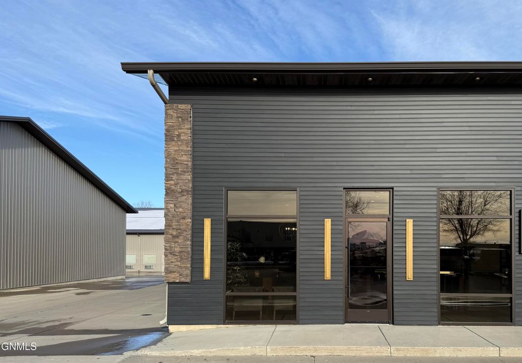 3250 Rock Island Pl Place, Bismarck, ND 58504