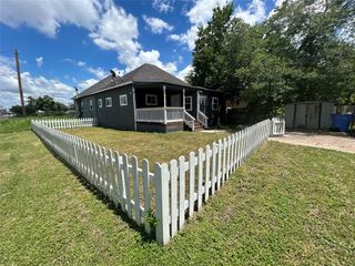 400 Symes ST B, Taylor, TX 76574