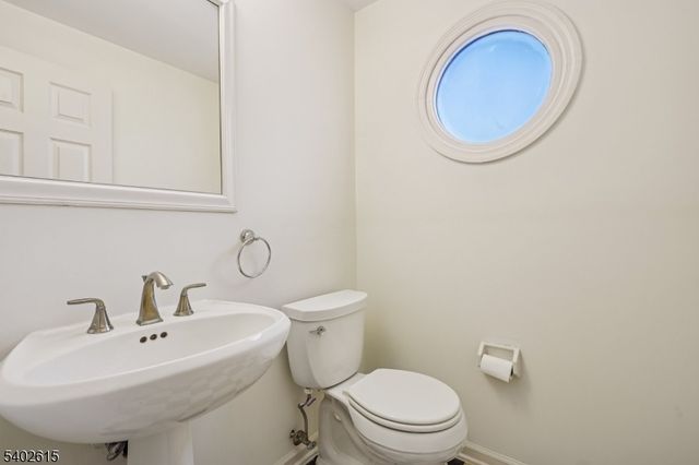 108 Kent Dr, Roseland Boro, NJ 07068