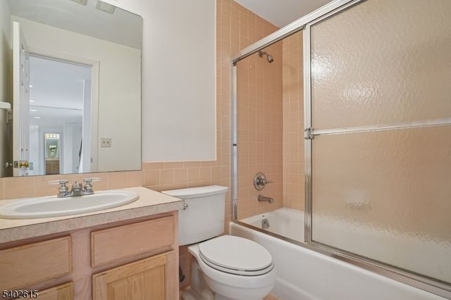 108 Kent Dr, Roseland Boro, NJ 07068