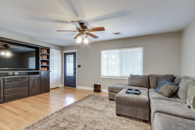 513 S Lakehoma Place Drive, Mustang, OK 73064