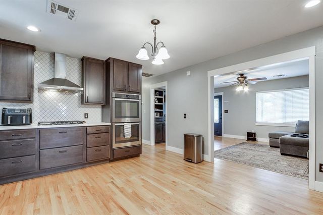 513 S Lakehoma Place Drive, Mustang, OK 73064