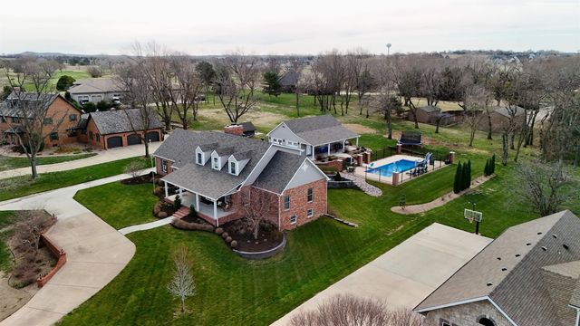 863 Eastridge Dr, Salina, KS 67401