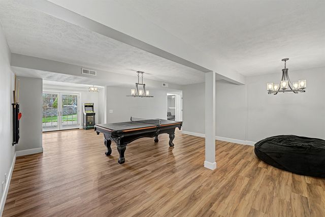 863 Eastridge Dr, Salina, KS 67401