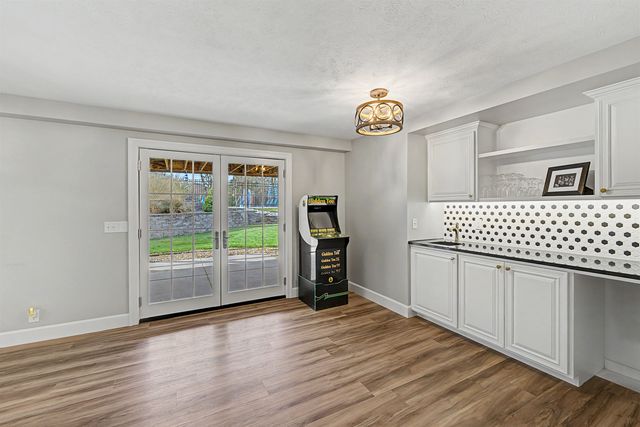 863 Eastridge Dr, Salina, KS 67401