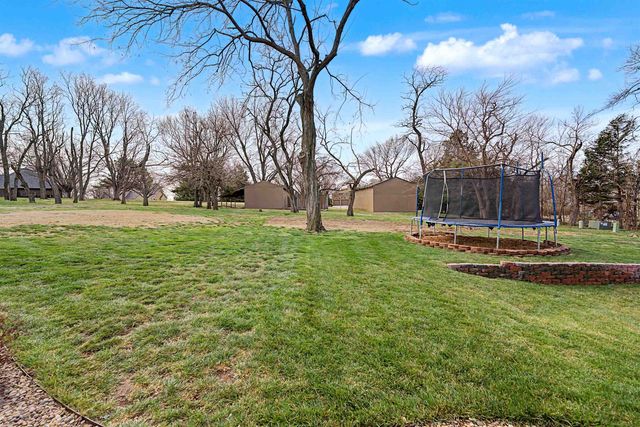 863 Eastridge Dr, Salina, KS 67401