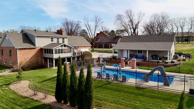 863 Eastridge Dr, Salina, KS 67401