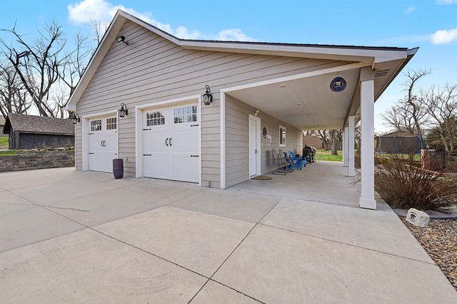 863 Eastridge Dr, Salina, KS 67401