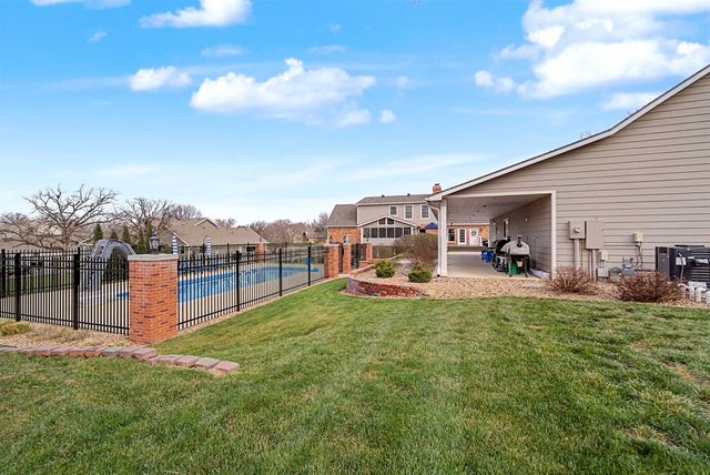 863 Eastridge Dr, Salina, KS 67401