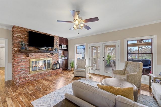 863 Eastridge Dr, Salina, KS 67401