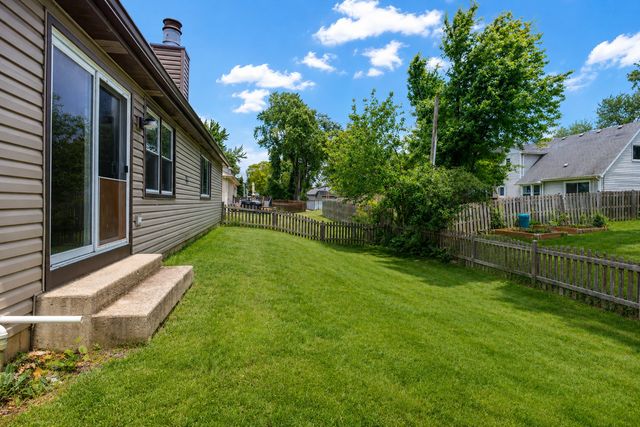 506 Old Country Way, Wauconda, IL 60084