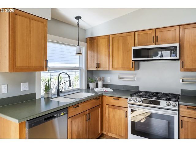 5110 Ne EMERSON Ct, Portland, OR 97218