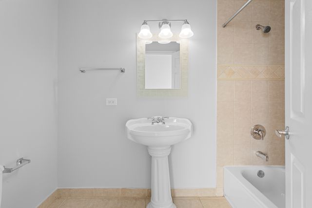 2451 W Howard Street 404, Chicago, IL 60645