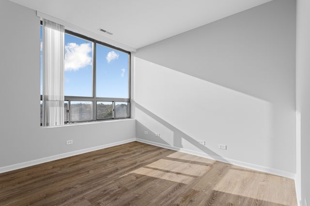 2451 W Howard Street 404, Chicago, IL 60645