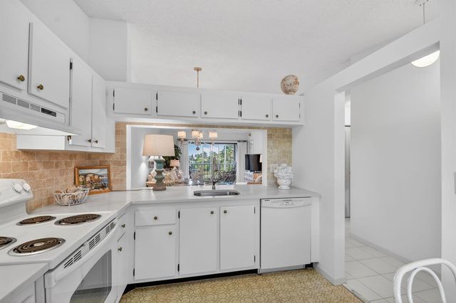 4542 Lucerne Lakes Boulevard E 202, Lake Worth, FL 33467