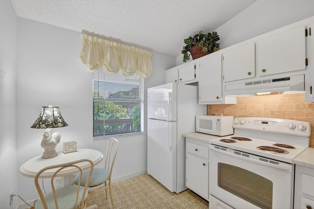 4542 Lucerne Lakes Boulevard E 202, Lake Worth, FL 33467