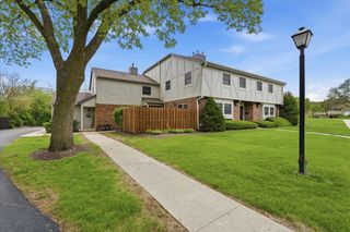 842 Bristol Drive 842, Barrington, IL 60010