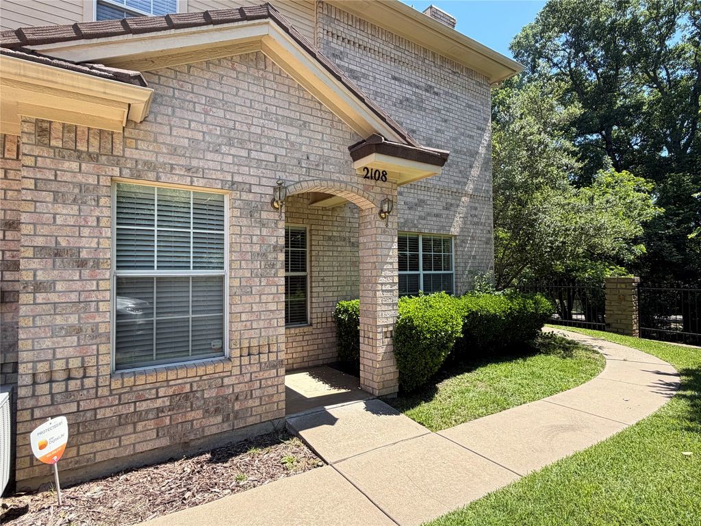 2108 Lakeforest Drive, Weatherford, TX 76087