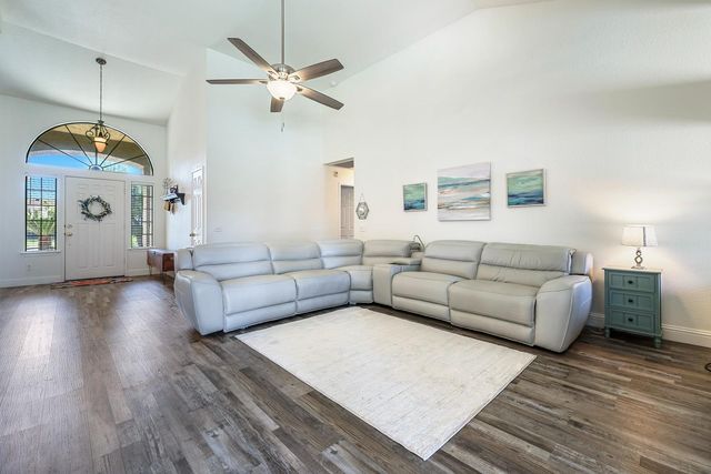 2043 Escalon Avenue, Clovis, CA 93611