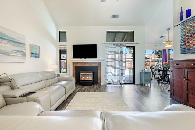 2043 Escalon Avenue, Clovis, CA 93611