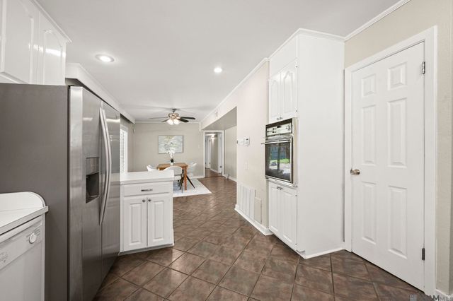 11555 Robin Hood Dr, Baton Rouge, LA 70815
