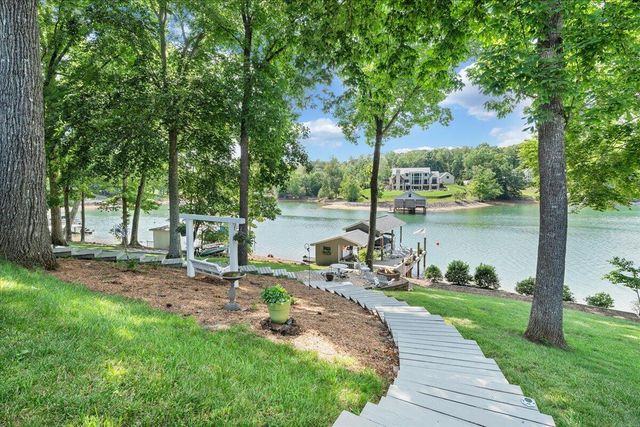 129 Douglas DR, Moneta, VA 24121