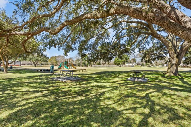 215 Ridgemont Drive, Alvin, TX 77511