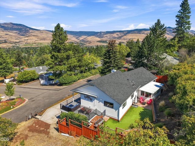 1750 Crestview Drive, Ashland, OR 97520