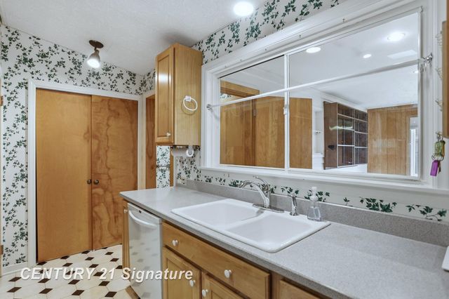 2025 Carman Drive, Saginaw, MI 48602