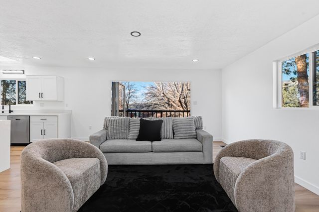 811 Lamp Post Circle SE, Albuquerque, NM 87123